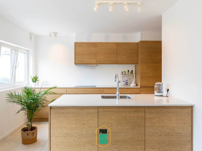 Deze woning werd recent volledig gerenoveerd en is klaar voor zijn volgende bewoners. Je krijgt 2 slaapkamers, een open leefruimte met keuken en een b
