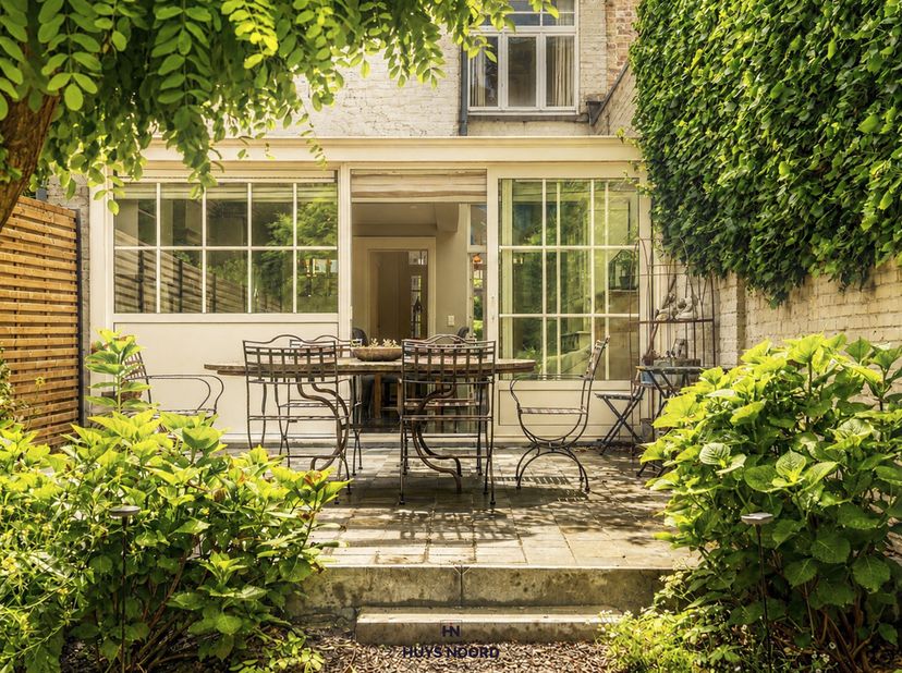 In de meest gegeerde wijk van Kristus Koning bevindt zich deze bijzonder charmante en karaktervolle woning in authentieke stijl. Deze gezellige gezins