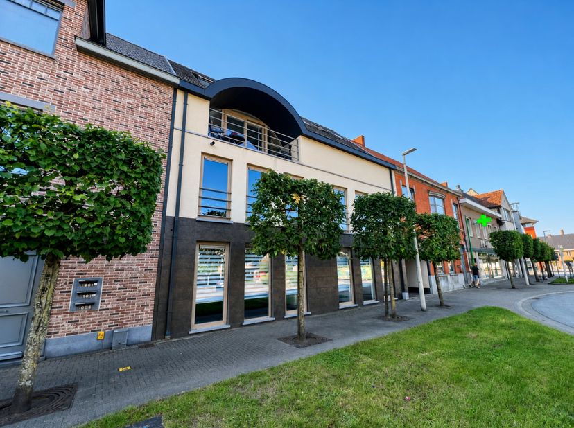 Dit appartement is gelegen op de tweede verdieping, centraal gelegen in het hart van Sleidinge. Dankzij de praktische indeling, ruime leefruimtes en h