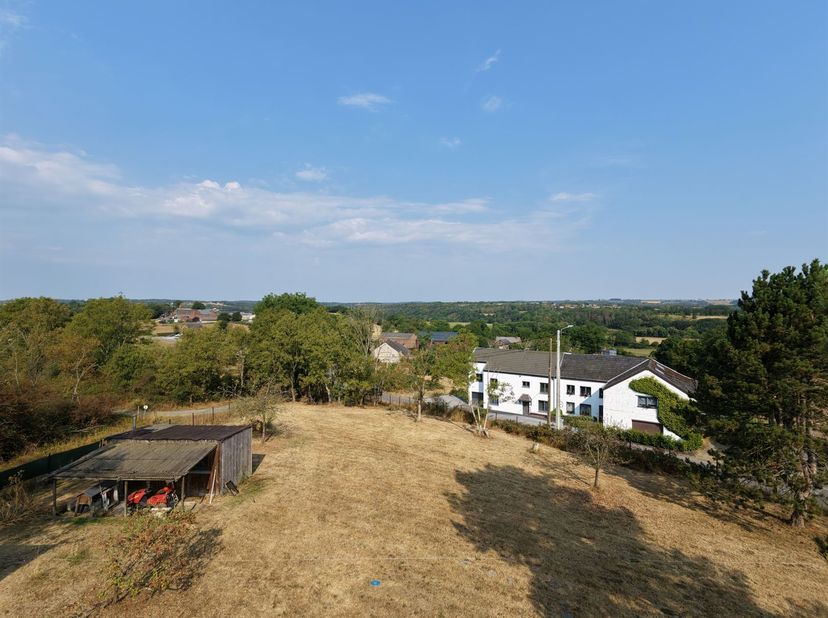 MCA Immobilier vous propose à la vente ce terrain situé sur la commune d'Hotton. Il développe une superficie de 1.211m² avec une largeur à rue de +/-
