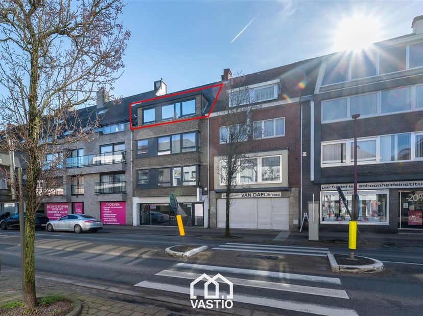Dit volledig gerenoveerde appartement uit 2013 ligt in de Gentstraat, op een centrale en vlot bereikbare locatie. <br />
De Markt bevindt zich op sle