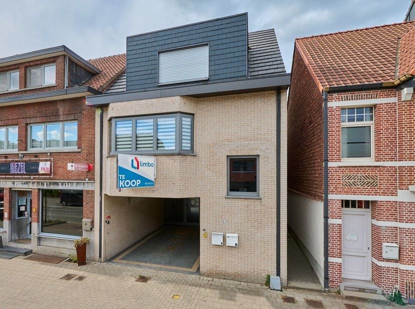 Bien professionnel à vendre
                    à 2400 Mol