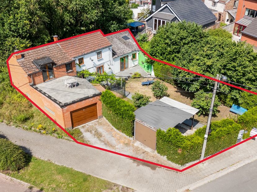 Easy Home vous propose cette maison située à Gilly, offrant un superbe potentiel tant pour une famille que pour un investissement. Utilisé en deux log