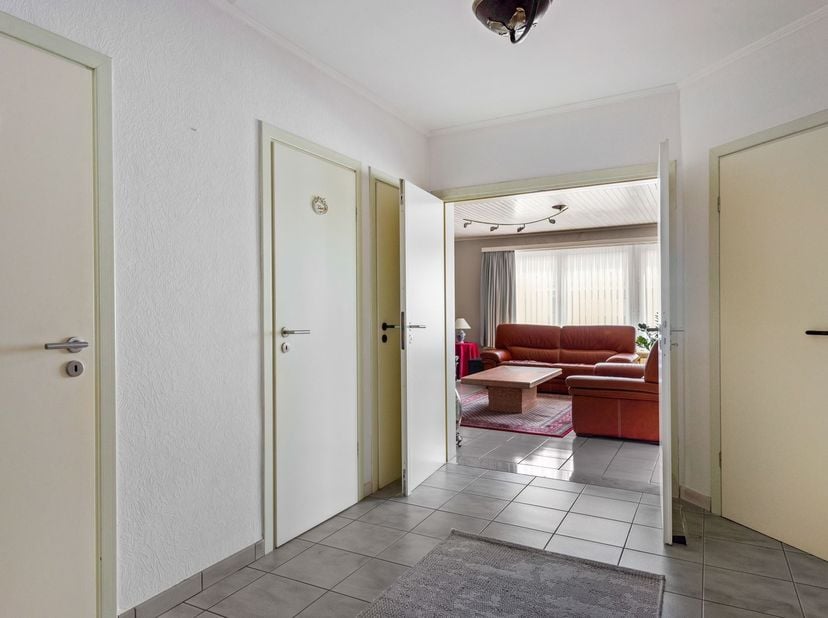 Ce spacieux appartement est situé dans la Driegaaienstraat à Saint-Nicolas, au sein d'un immeuble d'appartements soigné et à taille humaine. Grâce à s