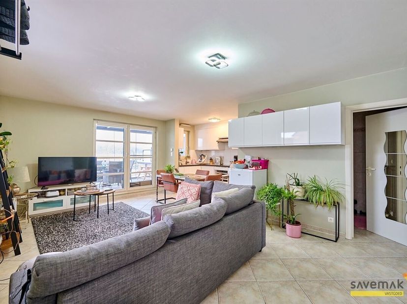 Dit recent appartement heeft een leuke indeling, én veel lichtinval!<br />
De leefruimte met open keuken geeft uit op het overdekte terras waar je gen