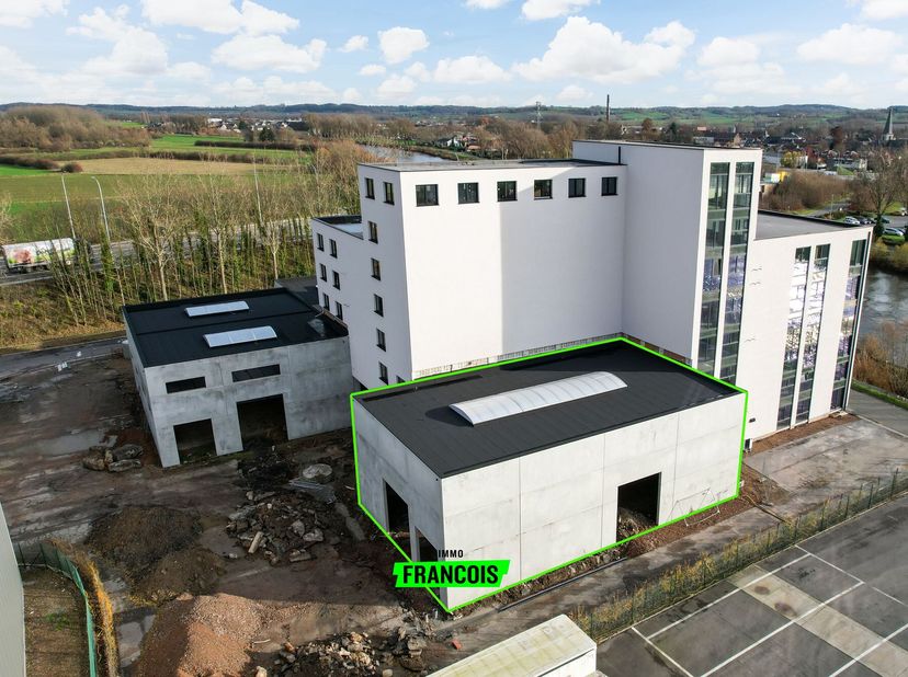 Situé à proximité des axes routiers et entre les villes d'Audenarde, Waregem et Courtrai, nous vous proposons ce hangar à vendre. Le terrain est facil
