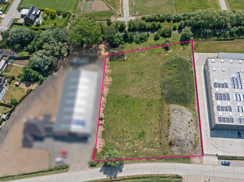 Te koop: KMO-grond van maar liefst 6.658 m², strategisch gelegen op slechts 2,5 km van de Stationsstraat (N36) en de Oudenaardebaan (N8). Het perceel
