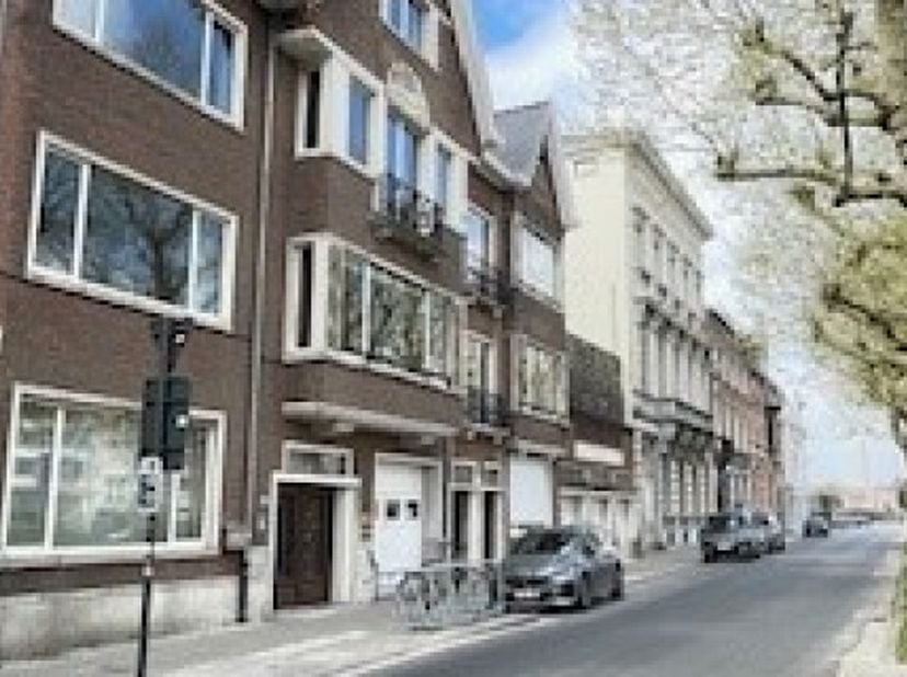 Uiterst aangename gerenoveerde woning op unieke ligging met tuintje, terras, garagebox met aansluitend grote berging voor o.a.fietsen waar men in de t
