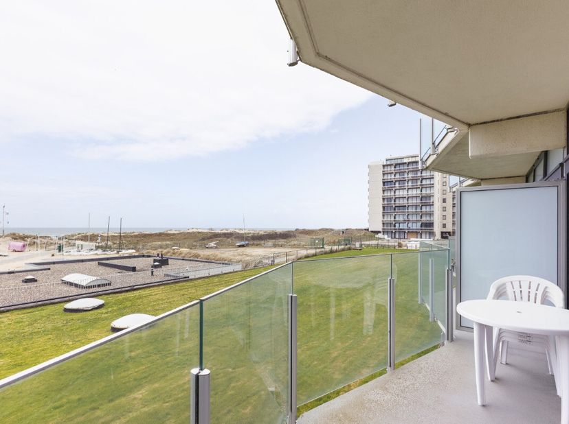 De Panne: Studio met frontaal zeezicht en terras Deze op te frissen/te moderniseren studio, gelegen in de goed onderhouden residentie Neptunus, combin