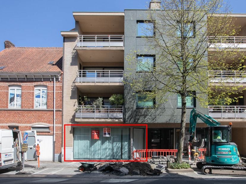 CENTRAAL GELEGEN HANDELSPAND -<br />
Ruim handelspand, met kitchenette, berging, toilet en 3 parkeerplaatsen dichtbij het station.