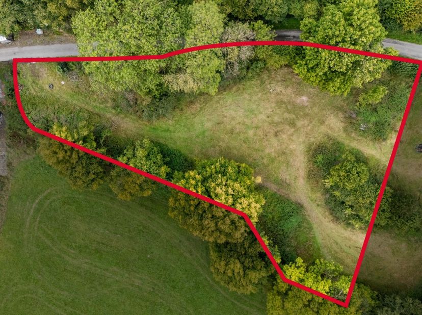 Makelaarskantoor ERA BLUX presenteert u dit prachtige bouwperceel van 31 are, ideaal gelegen in het dorp Mabompré (Houffalize). Op slechts 15 minuten