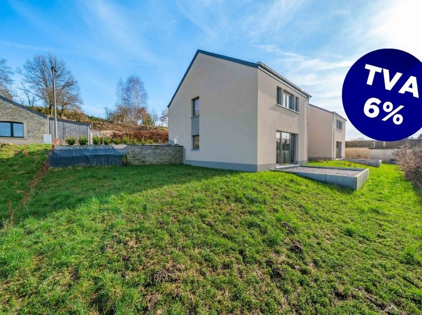 ERA B-LUX presenteert u dit recente huis met 4 gevels (2023), met aangrenzende carport, gelegen in een rustige doodlopende straat in Graide (gemeente