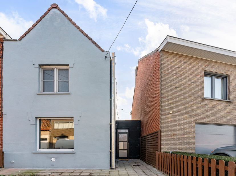 Aangename woning met tuin en 3 slaapkamers!<br />
Bij het betreden van de woning kom je in een ruime inkomhal die meteen een praktische en uitnodigend