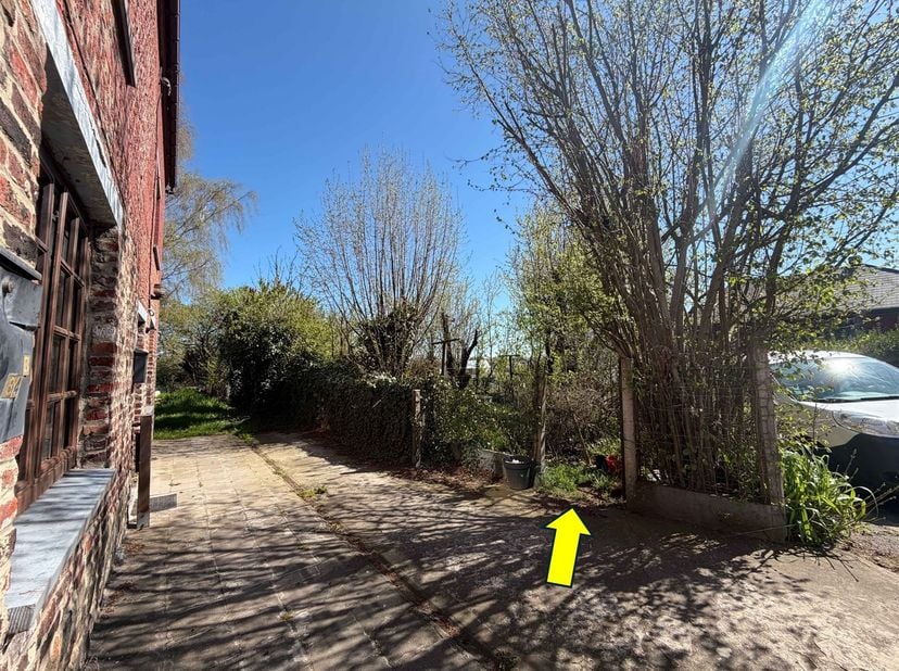 Aantrekkelijk huis met 3 slaapkamers en tuin, ideaal gelegen in een rustige wijk van Marchienne-au-Pont en dicht bij tal van voorzieningen.<br />
De
