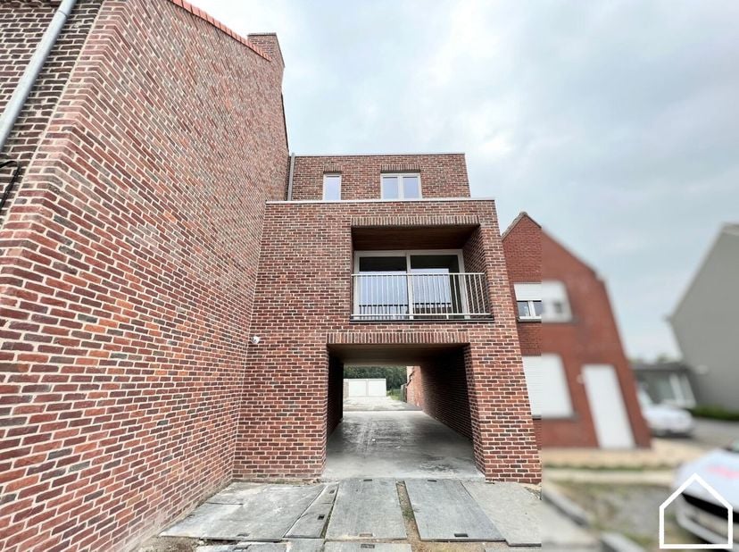 Deze volledig instapklare nieuwbouwwoning (bel-etage) is rustig gelegen in Geluveld en biedt alle comfort voor wie op zoek is naar een moderne en ener