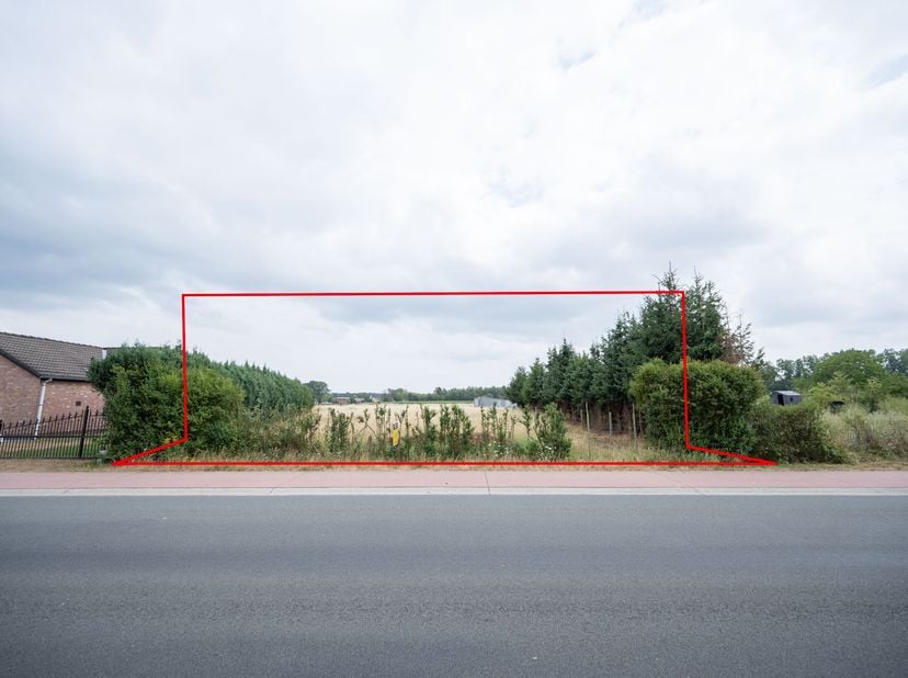 RUIM PERCEEL BOUWGROND<br />
<br />
Zeer ruim perceel bouwgrond (10 are 42 centiare) met achterliggende grond (10 are). <br />
Stedenbouwkundig: geen