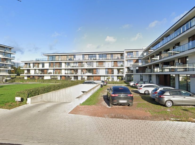 Deze twee ondergrondse autostaanplaatsen maken deel uit van residentie Ter Oostpoorte.<br />
<br />
Ben je op zoek naar een autostaanplaats voor eigen