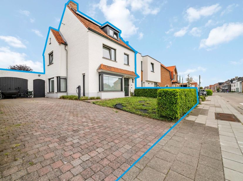 SAINT-MICHEL - PRIX DE DÉPART - Brillante demi-maison rénovée (4 chambres) avec GARAGE et JARDIN, sur une parcelle de 330m². Surface habitable efficac