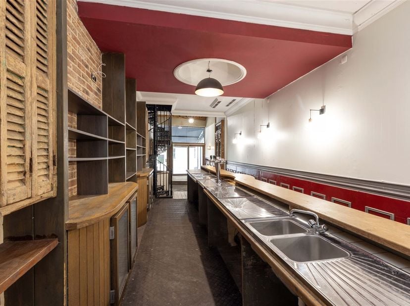 Verrassend ruim handelshuis op toplocatie in het centrum van Sint-Truiden <br />
<br />
Omgeving:<br />
+ Ideale ligging op slechts 50 meter van de