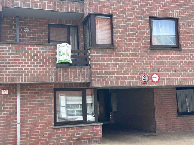 Dit ruim appartement is gelegen in het centrum van Koekelare en bestaat uit: inkomhal - toilet - vestiaire - living - terras - eetkeuken - ruime bergi