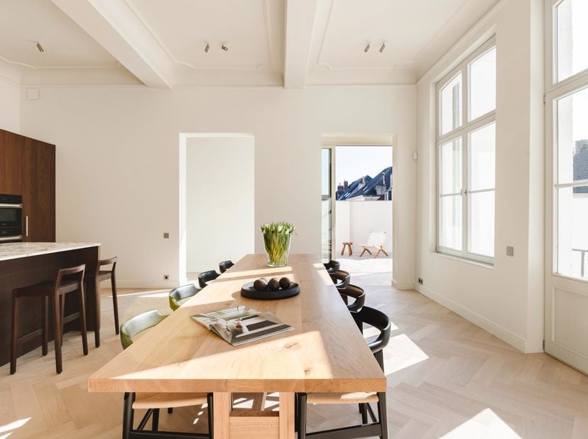 Exclusief appartement met een oppervlakte van ca. 210 m2 en een zuidgericht terras met zicht op de Sint-Baafskathedraal, midden in het historisch hart