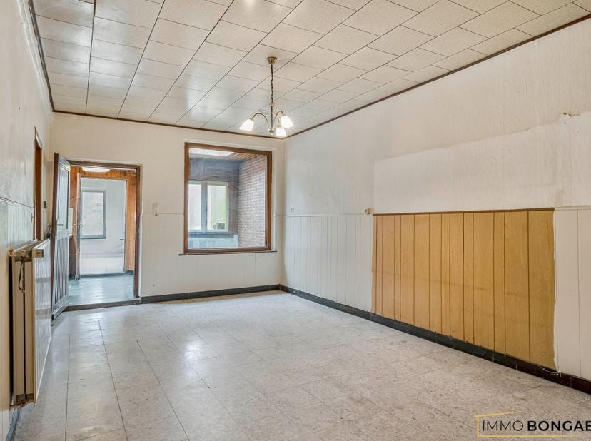 Deze te renoveren woning is gelegen op een perceel van 3a 20ca, op een rustige locatie in Genk.<br />
<br />
De woning is voorzien van 4 slaapkamers,