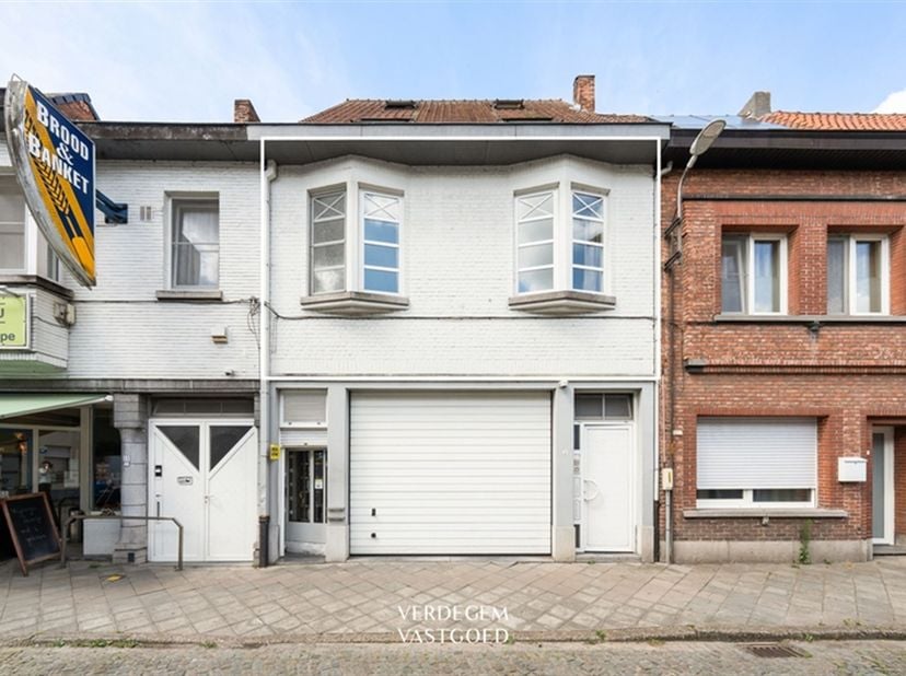Ligging<br />
Dit appartement bevindt zich op wandelafstand van het centrum van Lokeren. <br />
Een warme bakker is je buur, winkels, scholen en hor