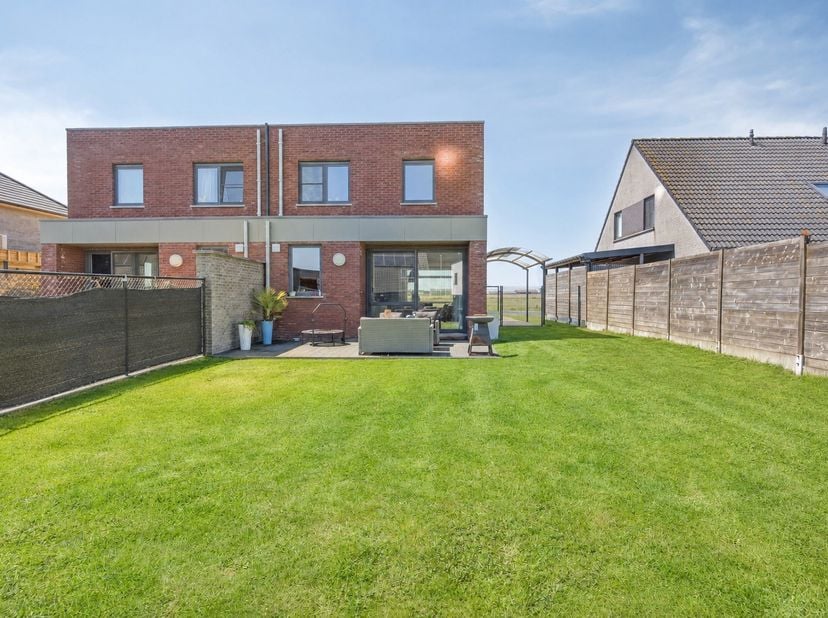 Instapklare en energiezuinige halfopen bebouwing (2021) met 3 slaapkamers, zonnige tuin en carport<br />
<br />
Aan de rand van de dorpskern van Aartr