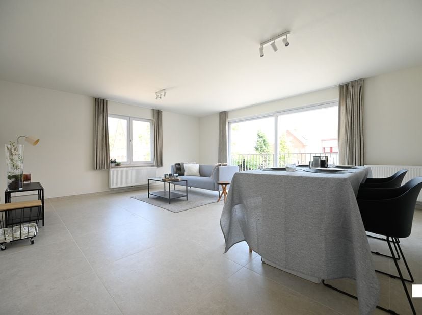 Dit instapklare appartement bevindt zich in een kleinschalige residentie, bestaande uit slechts twee appartementen en vier garageboxen. In 2026 werd h