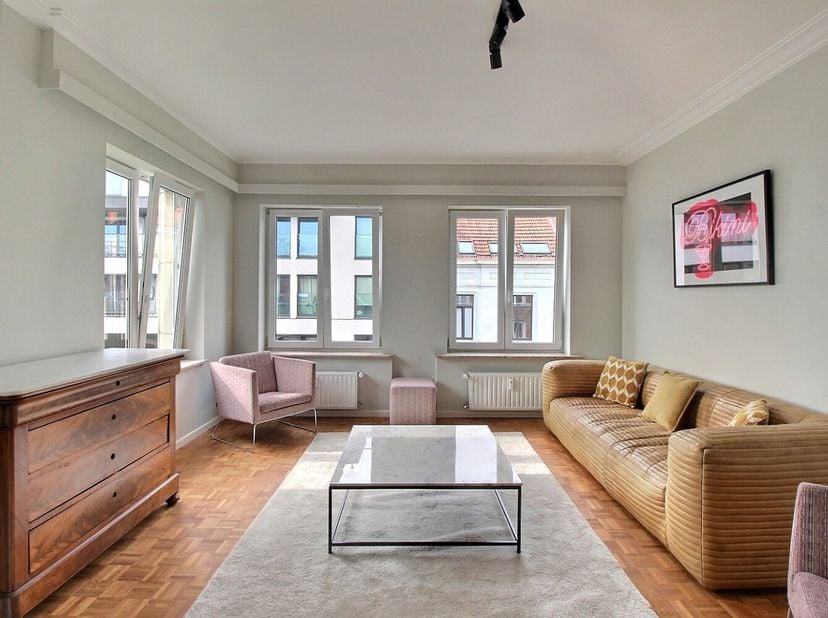 ROI VAINQUEUR – LA CHASSE | Superbe appartement meublé 1 chambre rénové<br />
Idéalement situé entre le quartier du Roi Vainqueur et La Chasse, cet ap