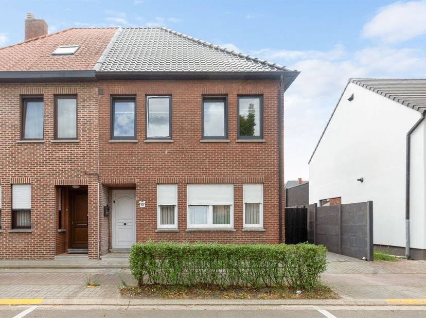 Gezellige, volledig gerenoveerde ( 2022-2024) woning met twee instapklare appartementen in het centrum van Beverlo.<br />
Op het gelijkvloers bevindt