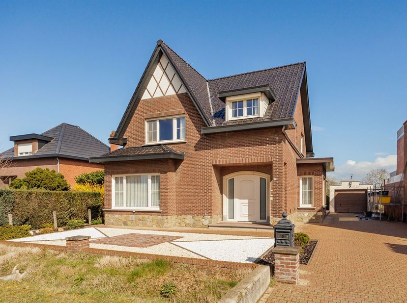 In het fijne Wiekevorst kunnen we u zeker bekoren met deze instapklare, goed onderhouden woning!<br />
<br />
De ruime begane grond nodigt uit en bi