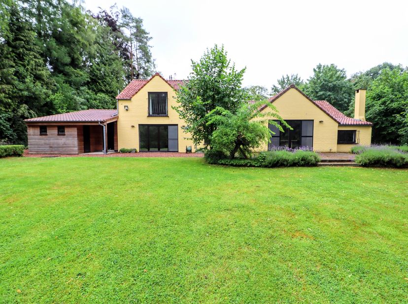 OVERIJSE, dans un cadre verdoyant et calme. Superbe VILLA renovée (4ch/3sdb) de 250 m² sur un magnifique terrain de 56 ares. Elle se compose d'un gran