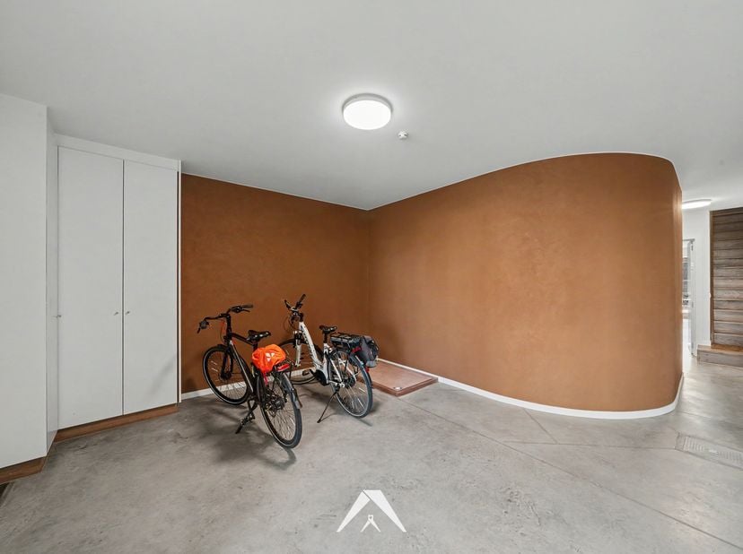 Op zoek naar een hedendaagse woning met een verrassend grote buitenruimte op een toplocatie nabij de Leie? Deze volledig vernieuwde stadswoning onder