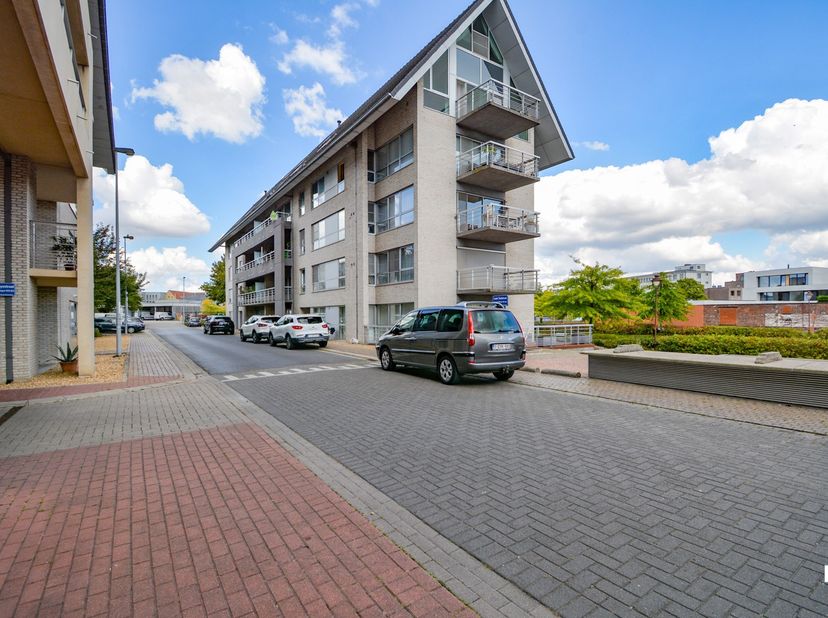 Dit verder op te frissen en&amp;nbsp;uitzonderlijk ruim duplex&amp;nbsp;appartement met drie slaapkamers en drie terrassen beschikt over een bewoonbare opperv