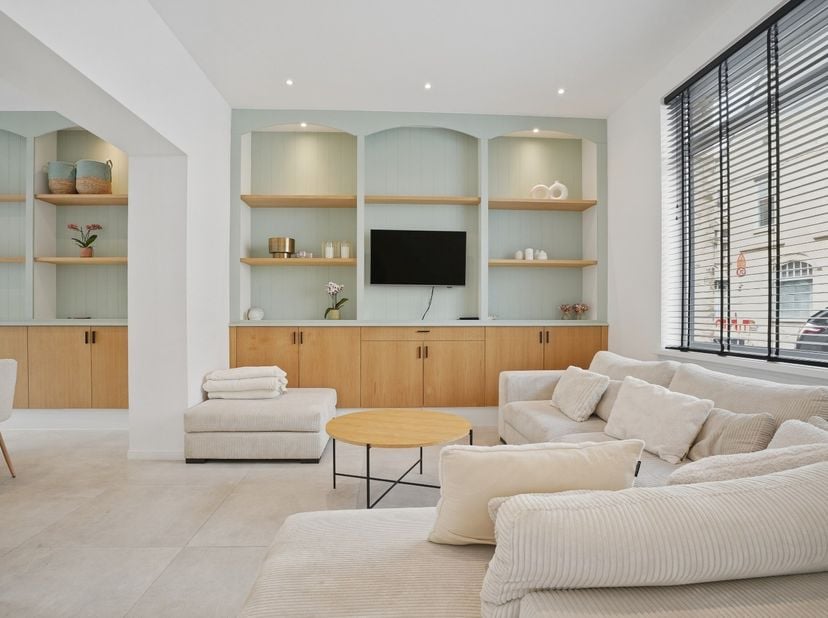 Subliem gerenoveerde herenwoning met 6 slaapkamers inclusief garage in Nieuwpoort-Stad op 135 m².<br />
Bent u op zoek naar een uitzonderlijk ruime ge