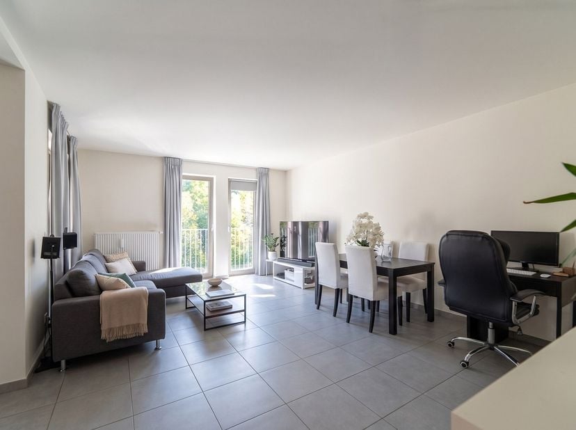 Dit instapklare en lichtrijke appartement van 92 m² is ideaal gelegen op de eerste verdieping van een modern gebouw uit 2015 aan de Helihavenlaan, vla