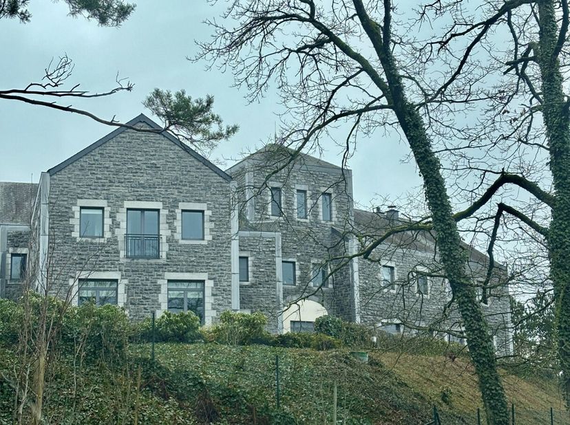 Durbuy Golf - Moderne villa met klassieke charme en wellnessruimte<br />
Gelegen in een exclusieve, groene omgeving en volledig omringd door de fairwa