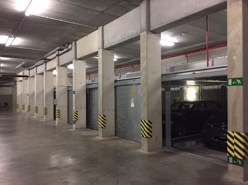 Emplacement souterrain fermé, situé dans un bâtiment récent derrière le théâtre flamand (KVS), avec ascenseur pour voitures. Aussi accessible à pied d