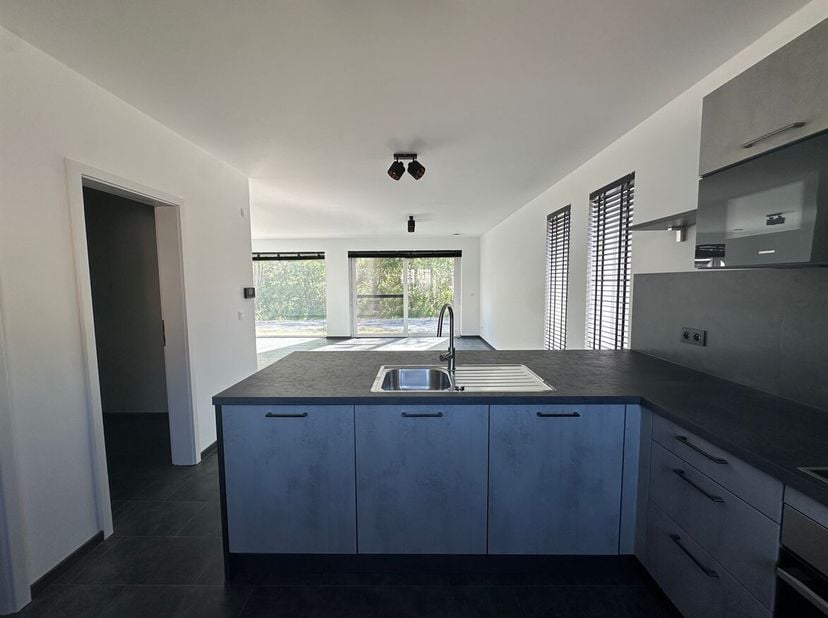 Nouvelle maison BEN de 3 chambres à coucher avec jardin<br />
Description de la maison<br />
On entre dans la propriété par un hall d'entrée spacieux