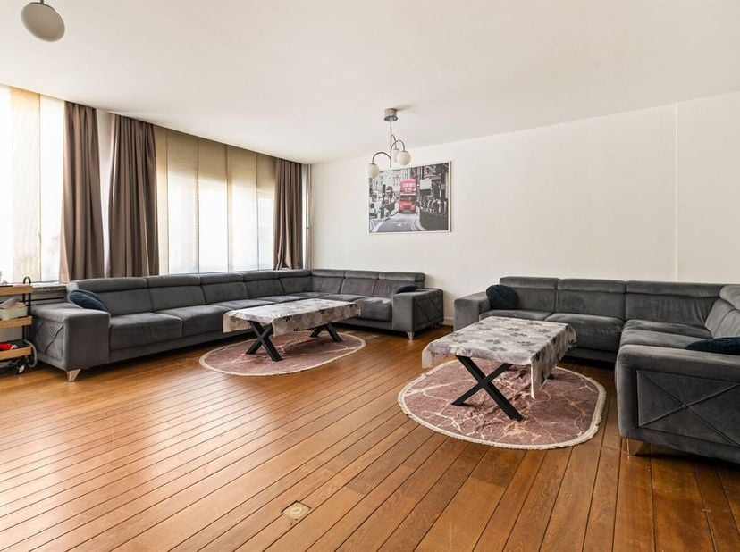 Centraal gelegen appartement met 4 slaapkamers in centrum Genk <br />
Dit ruime appartement bevindt zich op een uiterst gegeerde locatie in het centru