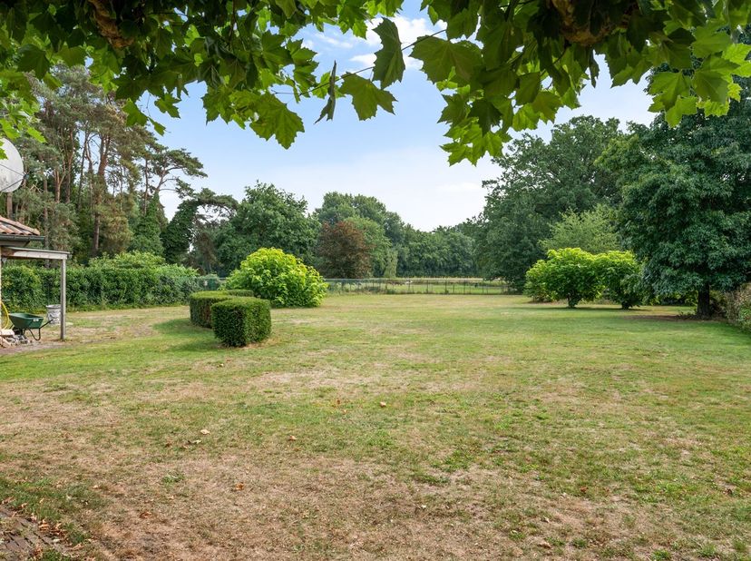 Karaktervolle villa met binnenzwembad op een perceel van 3260m². <br />
<br />
Deze ruime, vrijstaande villa werd gebouwd in 2001 en is twee jaar ge