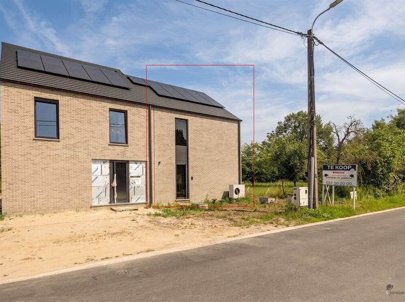 Bent u op zoek naar een energiezuinige nieuwbouwwoning waar u de laatste afwerking nog volledig naar eigen smaak kunt invullen? Dan is deze moderne ha