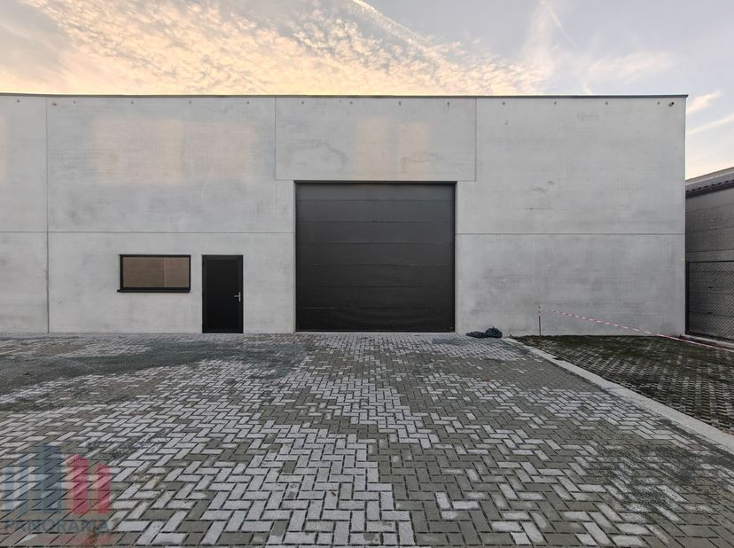 Nieuwbouw KMO-unit met een oppervlakte van 487 m² te koop langs de Hoogledestraat te Kortemark.<br />
<br />
De casco opslagruimte opgebouwd uit een s