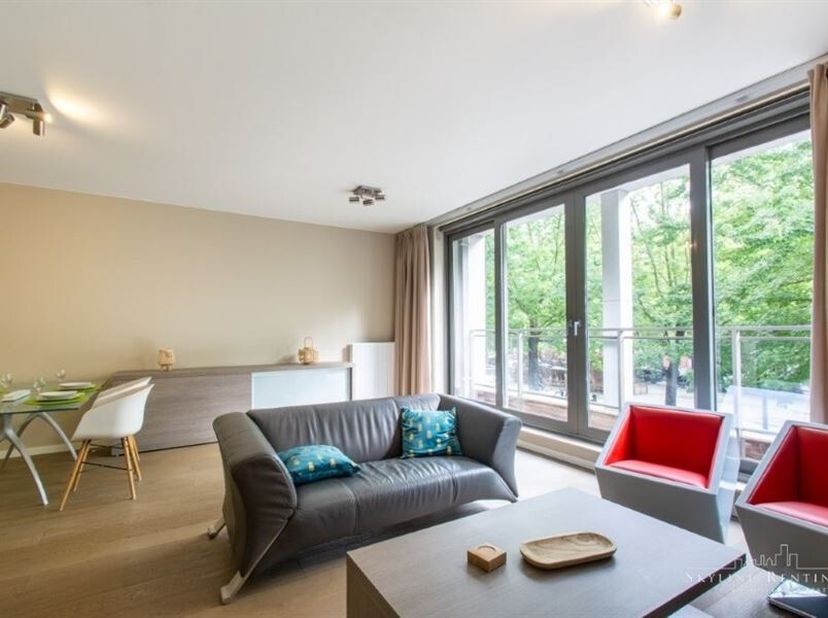 Beschrijving: zeer mooi gemeubeld appartement gelegen op de eerste verdieping van een recent gebouw in het centrum van Brussel, in de wijk Quays. <br