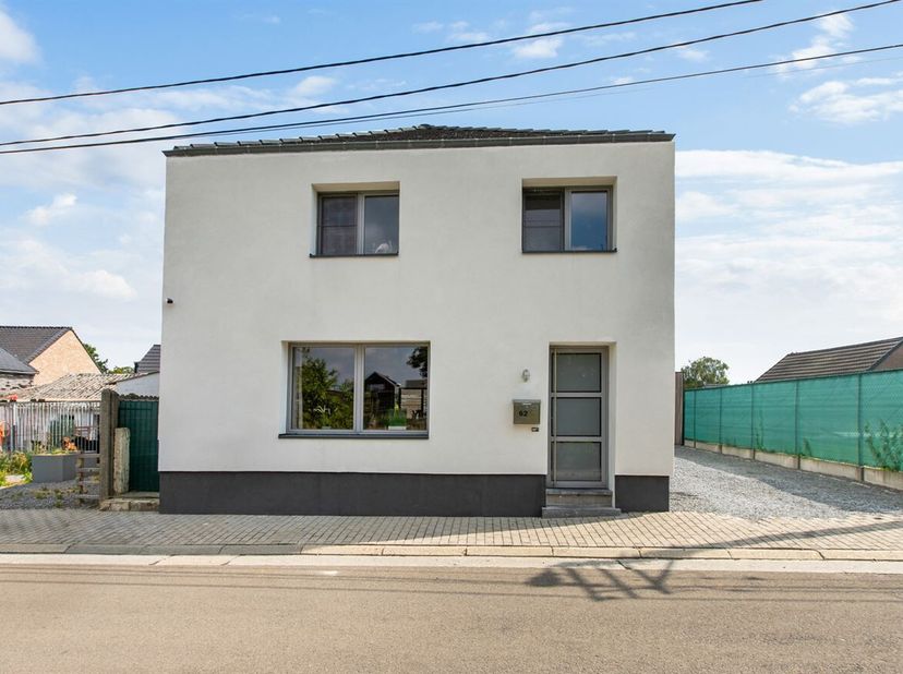 Instapklare open bebouwing met 2 slaapkamers, EPC C en geen renovatieverplichting, rustig gelegen aan de Oplinterstraat 62 in Linter. Deze verzorgde e