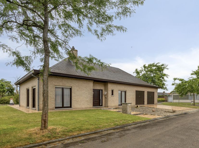 Indeling: <br />
<br />
- inkomhal met gastentoilet<br />
- lichtrijke, ruime leefruimte met gaskachel<br />
- aparte leefkeuken met zicht op de tuin<