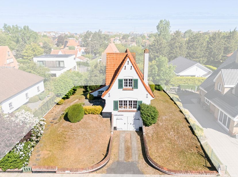 Sint-Idesbald: Te renoveren typische kustvilla op rustige locatie. Deze charmante villa uit 1952 geniet van een topligging en ademt karakter en authen