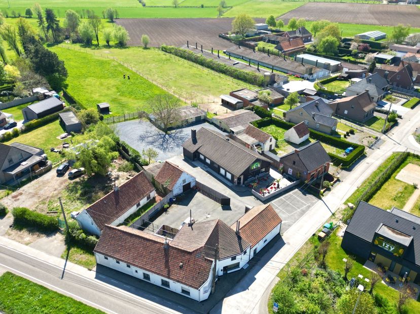 Deze te renoveren woning is rustig gelegen en geniet van een uitstekende bereikbaarheid dankzij de nabijheid van de E17 en de N35. Het pand vormt een
