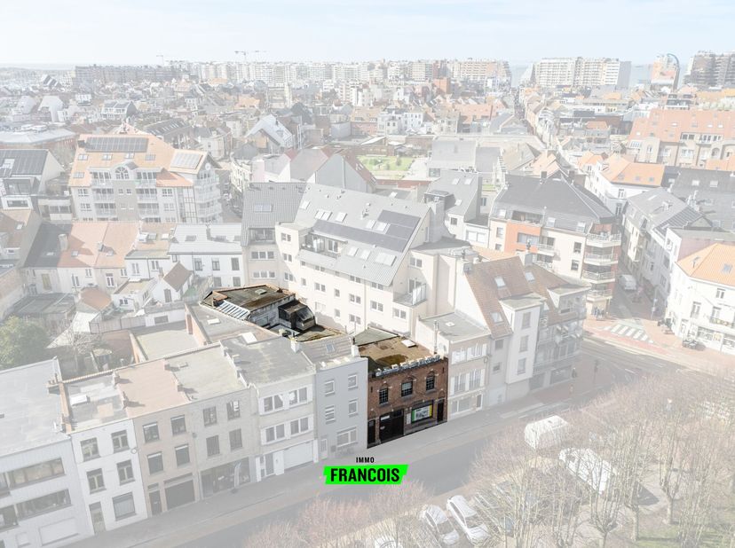 Ontdek dit uitzonderlijk veelzijdige pand gelegen in de Ontmijnersstraat 5-7 te Blankenberge, op een strategische toplocatie vlakbij het centrum. Met